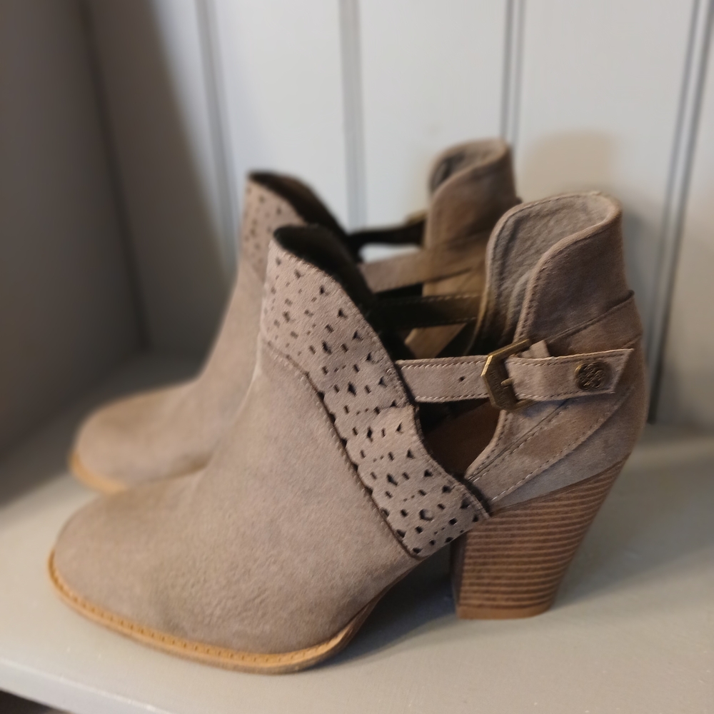 Daisy Fuentes Taupe Ankle Booties